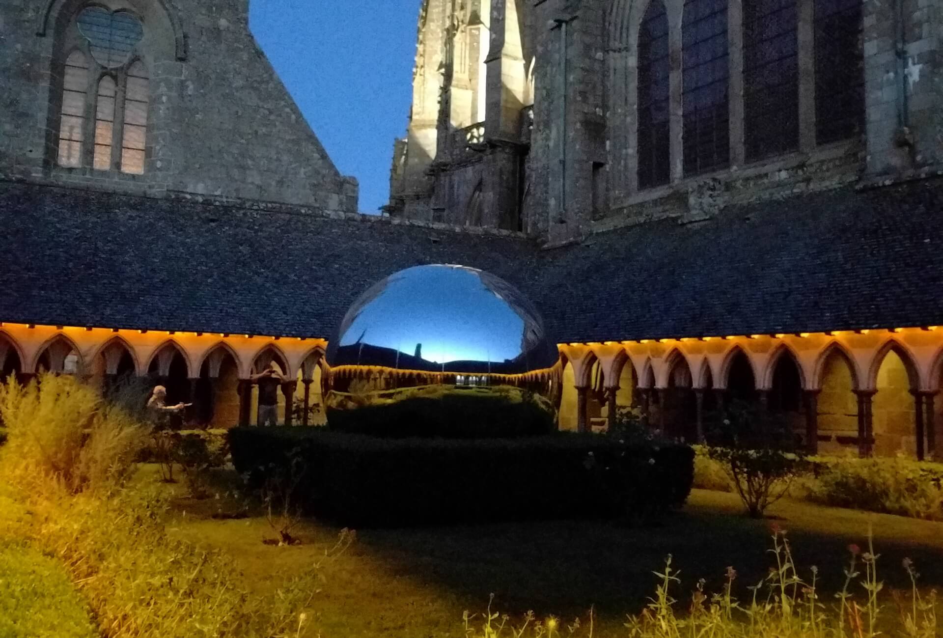 La abadía del Mont Saint-Michel por la noche