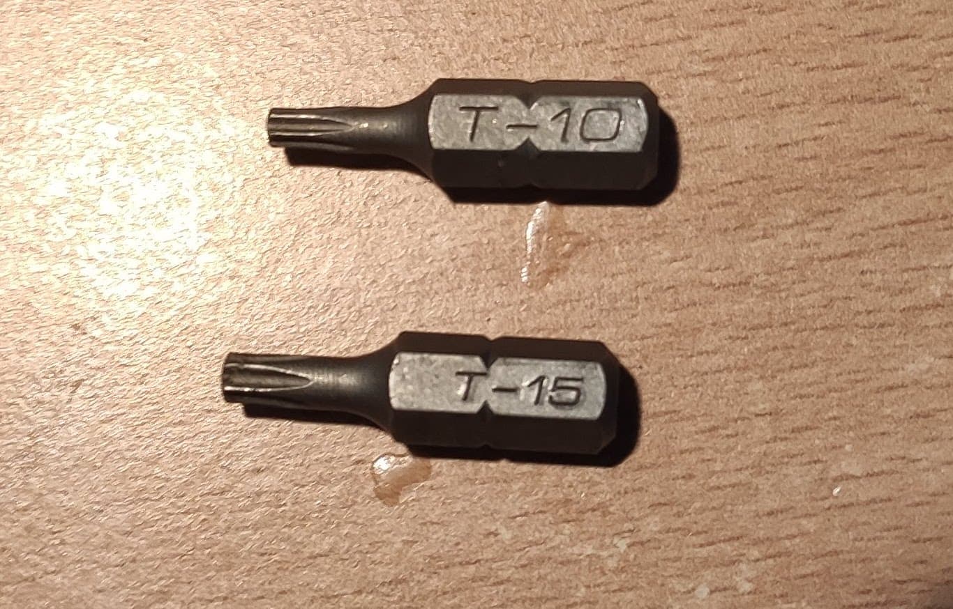 Cabezas Torx 10 y 15 necesarias para el desmontaje.