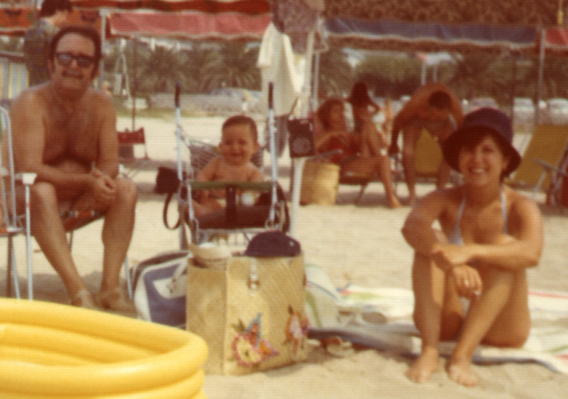 Abuelo, hijo y madre, en la playa, hace ya demasiados años